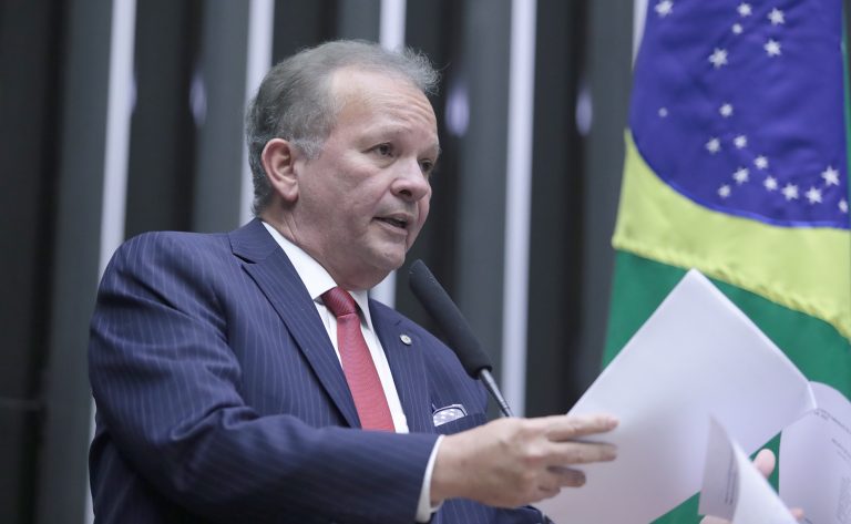 Comissão aprova regulamentação da profissão de gari, com piso de dois salários mínimos
