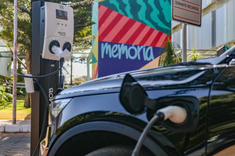 Importação de veículos elétricos provoca queda na balança comercial