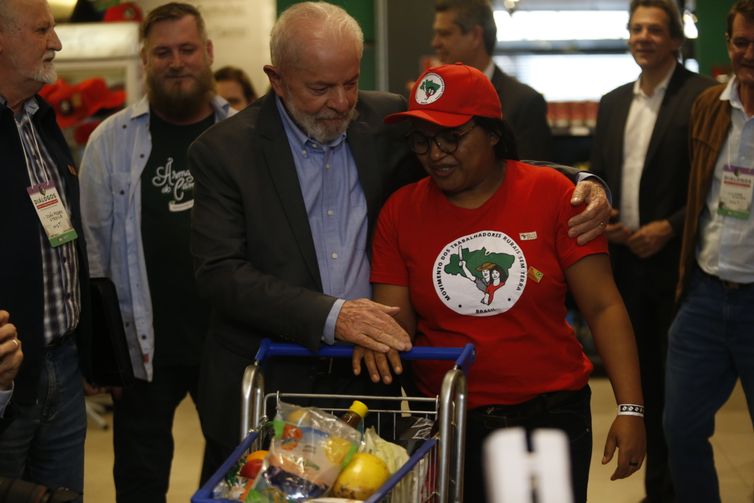 Lula faz reunião com dezenas de movimentos sociais em São Paulo 