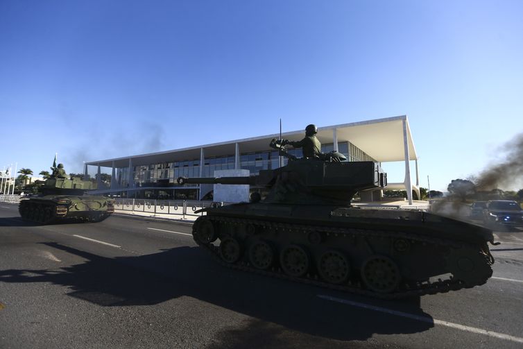 Ideia de superioridade militar dá margem a golpismo, diz pesquisadora