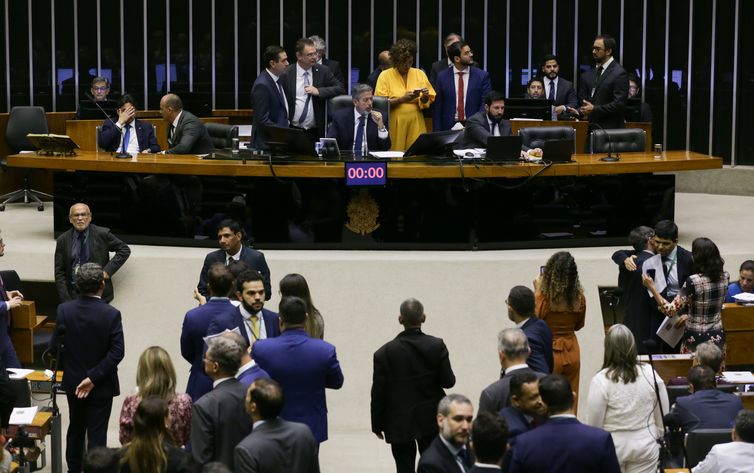 Lira convoca reunião de líderes dias após decisão suspender emendas