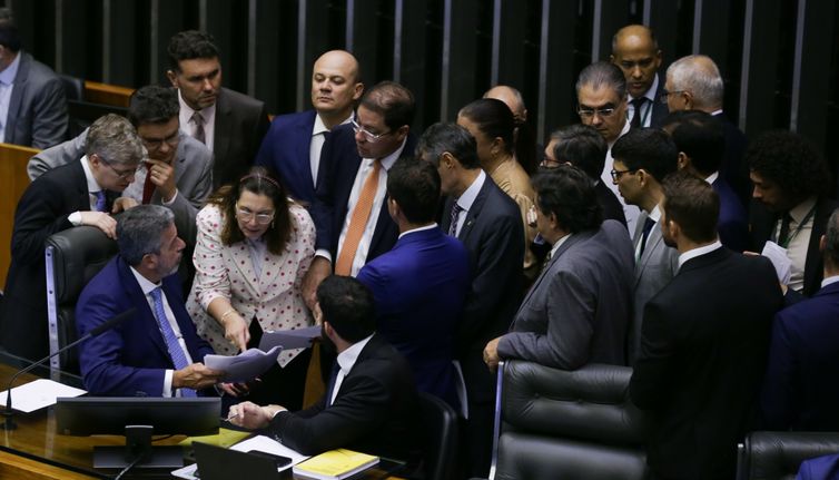 PEC de corte de gastos é aprovada em dois turnos na Câmara