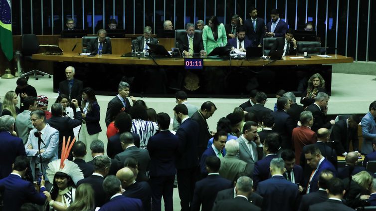 Relator muda regras na PEC do corte de gastos para supersalários