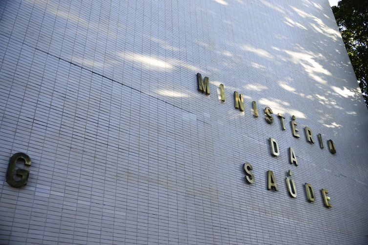 Ministério da Saúde anuncia retomada de obras em 290 municípios