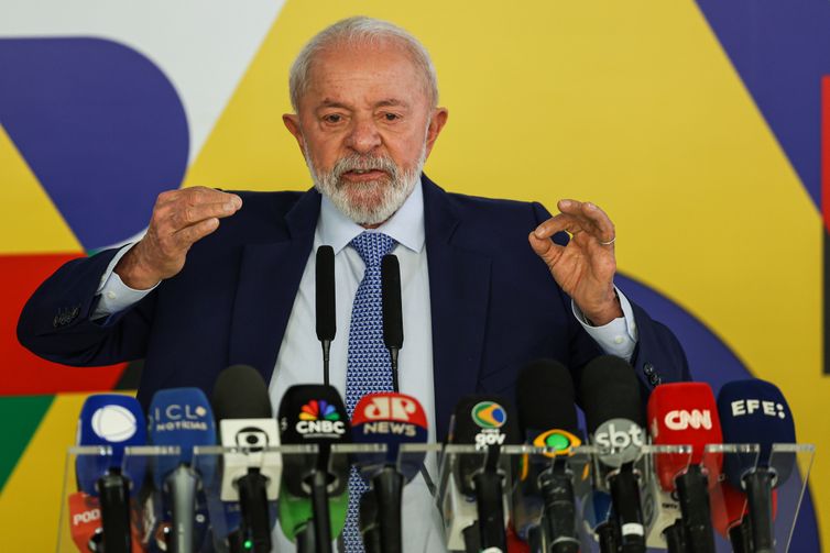 Queda nas pesquisas será revertida com as entregas, diz Lula