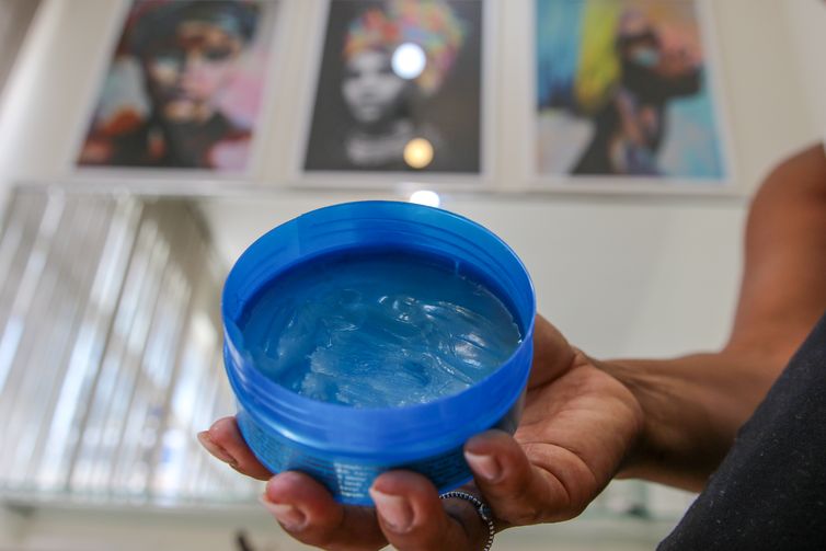 Anvisa cancela venda de pomadas para fixar cabelos; veja a lista