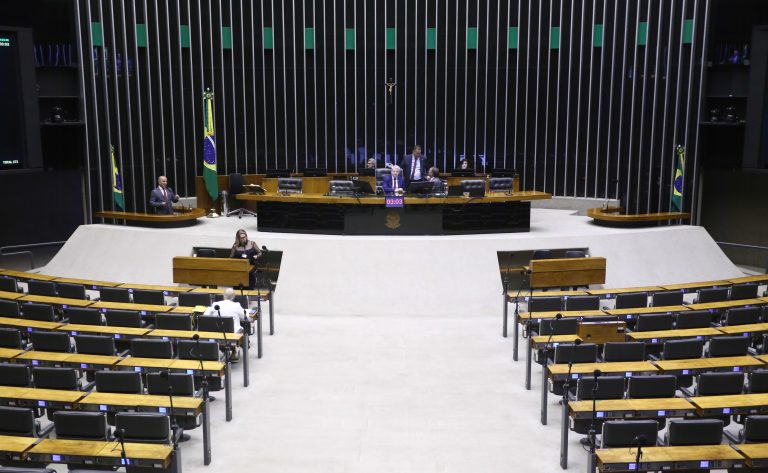 Câmara analisa projeto que dispensa advogado de adiantar custas em ação de cobrança de honorários; acompanhe