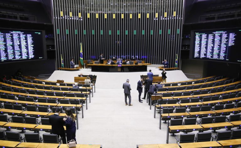 Câmara analisa projeto que suspende tarifas de água e energia em caso de calamidade pública; acompanhe