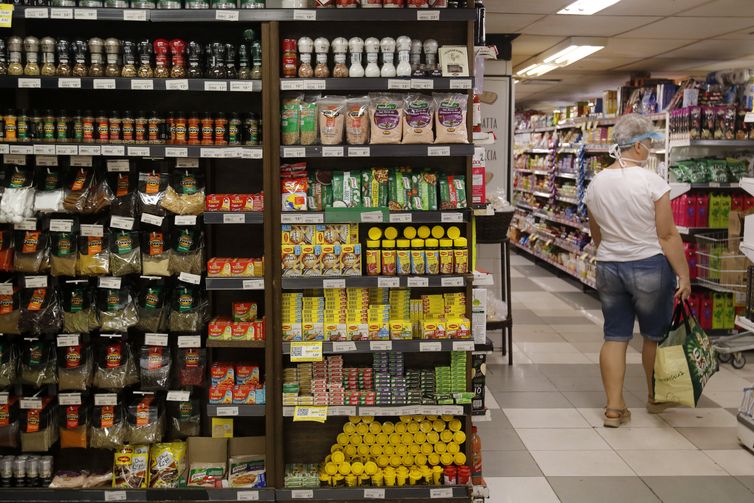 Cesta básica sobe nas capitais e custa ao menos 40% do salário mínimo