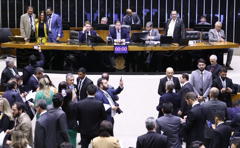 Deputados analisam projeto que prioriza pessoas com câncer no agendamento de consultas e exames; acompanhe