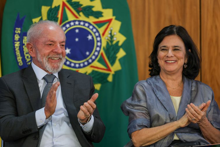 Governo anuncia vacina 100% nacional contra a dengue no SUS em 2026