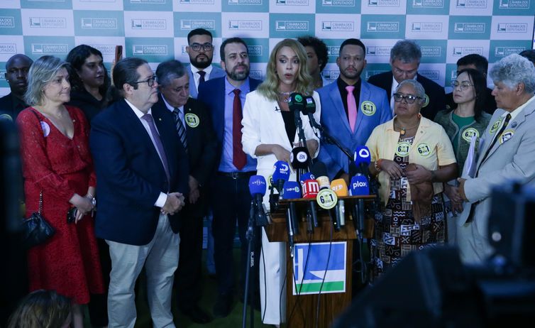 PEC contra escala 6x1 é protocolada na Câmara com 234 assinaturas 