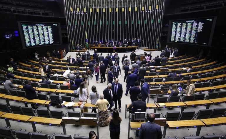 Plenário reúne-se nesta manhã para votar acordos internacionais