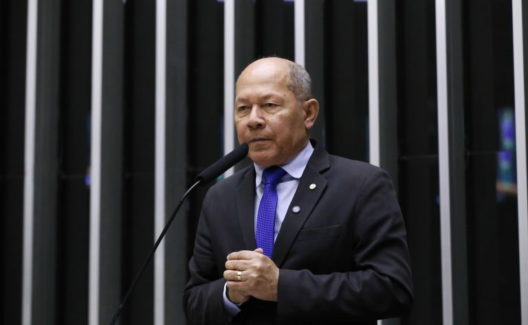 Projeto torna obrigatória presença de intérpretes de Libras em comícios