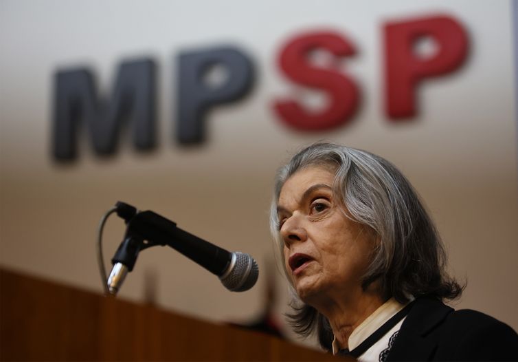 Brasil vive guerra contra as mulheres, diz ministra sobre violência