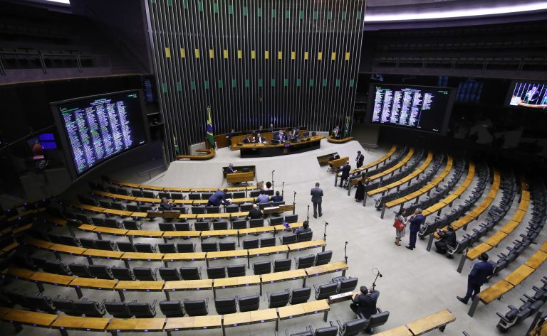 Câmara analisa projeto que prevê atendimento prioritário de mães e pais atípicos no SUS; acompanhe