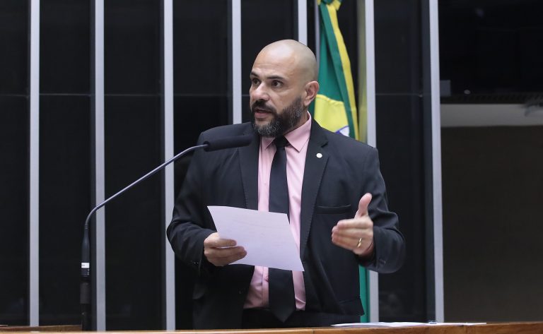 Comissão aprova proposta que exige autodescrição de oradores em eventos oficiais