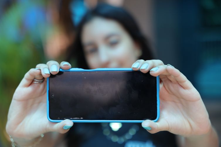 Conselho de Educação edita diretrizes sobre celular em sala de aula
