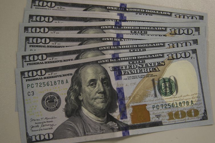Dólar fecha a R$ 5,70 e cai 3,57% em março