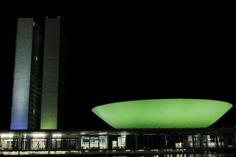 Prédio do Congresso fica iluminado de verde nesta sexta em campanha sobre a neuromielite óptica
