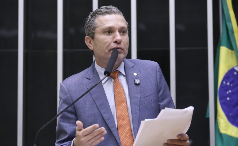 Projeto cria taxa sobre emissão de gases poluidores a ser cobrada dos usuários de transporte aéreo e terrestre