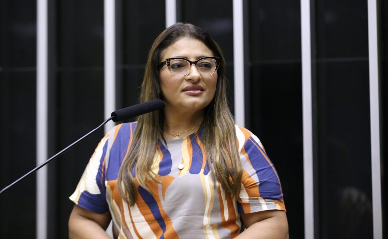 Projeto garante licença de 120 dias a estagiária gestante