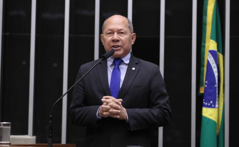 Projeto proíbe uso de símbolos cristãos em paradas LGBTQIA+