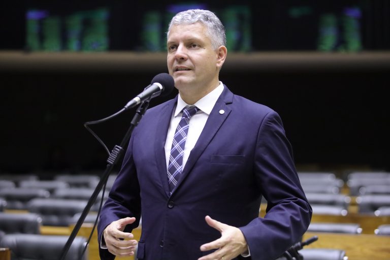 Projeto suspende norma do Ministério da Saúde sobre vacina contra Covid-19 para crianças