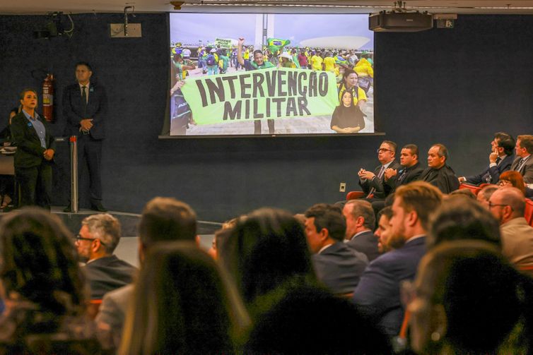 STF tem maioria para tornar Bolsonaro 1° ex-presidente réu por golpe