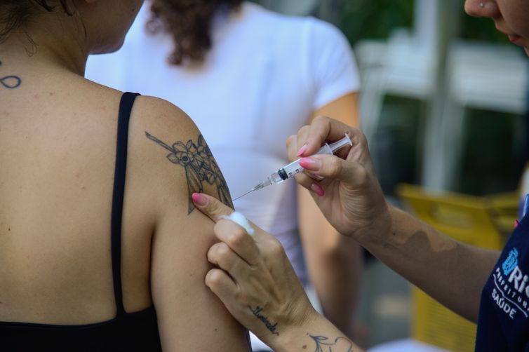 STJ mantém multa contra casal que não vacinou filha contra a covid-19