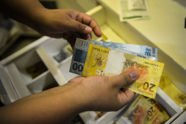 Aposentados e pensionistas do INSS podem consultar antecipação do 13º