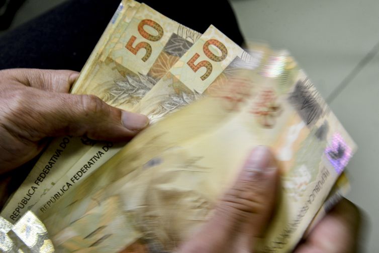Brasileiros sacaram R$ 258 milhões em valores a receber em fevereiro