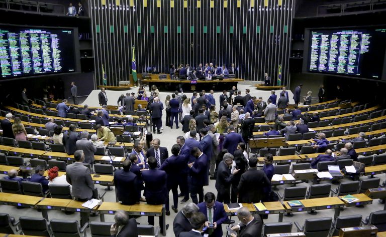 Câmara analisa projeto sobre combate a incêndios florestais; acompanhe