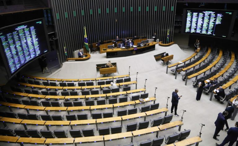 Câmara aprova proposta que aumenta pena para injúria racial contra mulheres e idosos