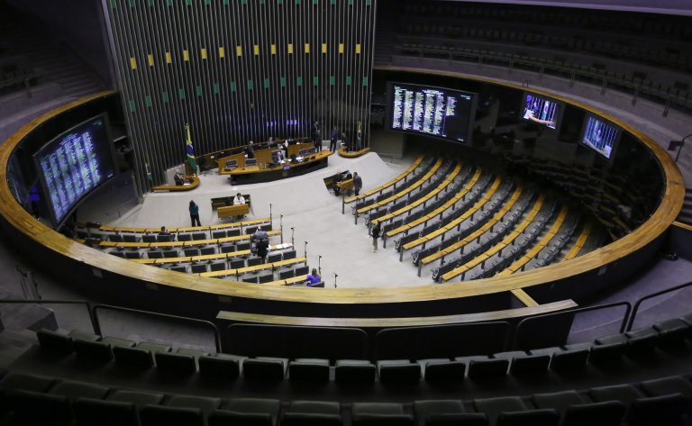 Câmara pode votar hoje propostas sobre assistência social, meio ambiente e trabalho