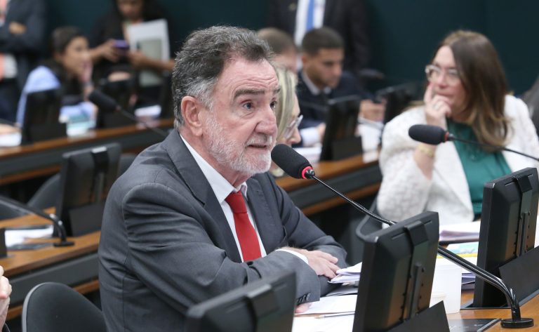 CCJ aprova proposta que proíbe cobrança de primeira via de diplomas acadêmicos