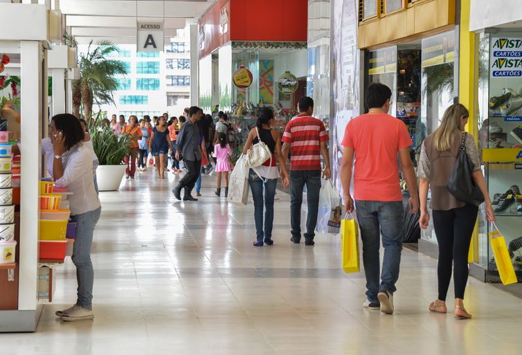 Comércio cresce 0,5% em fevereiro e atinge maior patamar da história