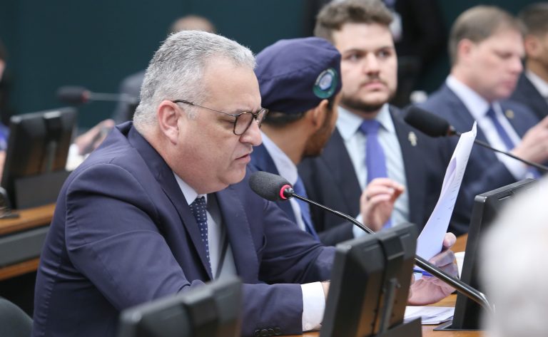 Comissão aprova penas para quem usar IA para incluir pessoas em imagens de nudez e atos sexuais e ameaçar divulgá-las