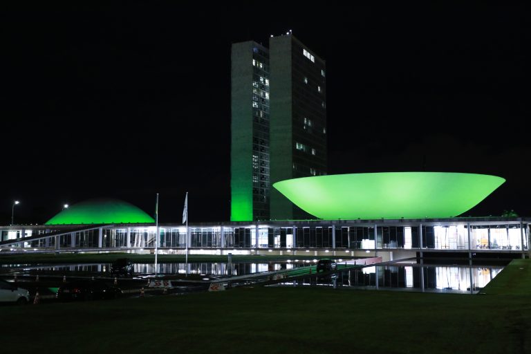 Congresso recebe iluminação na cor verde pelo Dia Mundial da Atividade Física