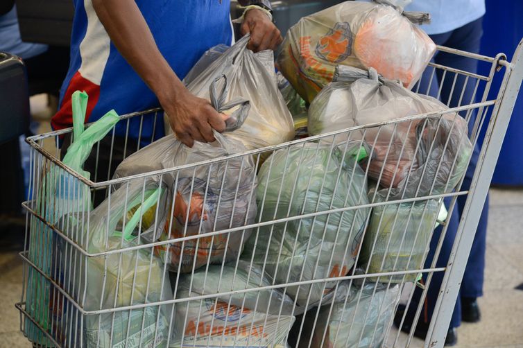 Custo da cesta básica sobe em 14 capitais brasileiras em março