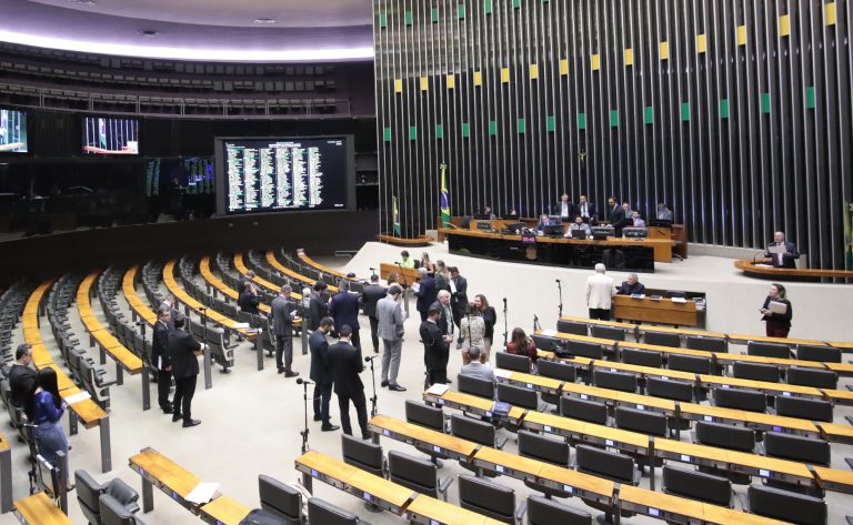 Deputados analisam projeto que cria certificação para produção de lítio; acompanhe