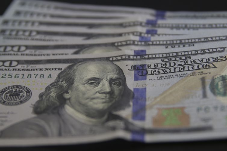 Dólar cai para R$ 5,87 em dia positivo para países emergentes