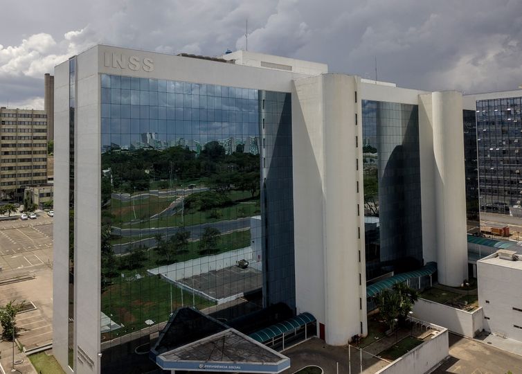 Governo antecipa 13º de aposentados do INSS para abril e maio