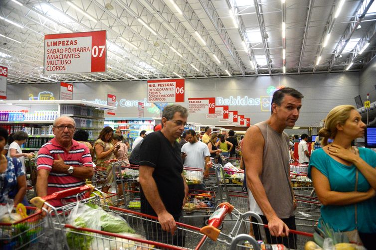 Inflação desacelera e fecha março em 0,56%, pressionada por alimentos