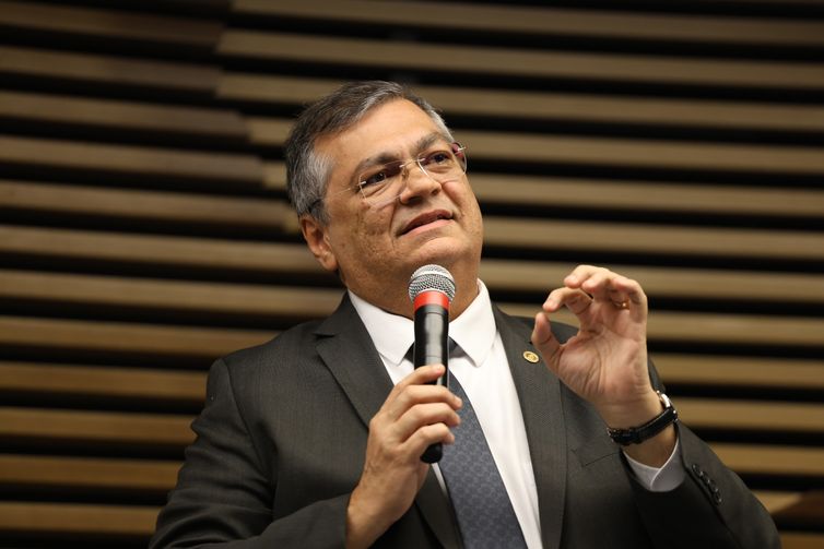 Ministro é aplaudido ao dizer que crime não está nos morros do Rio