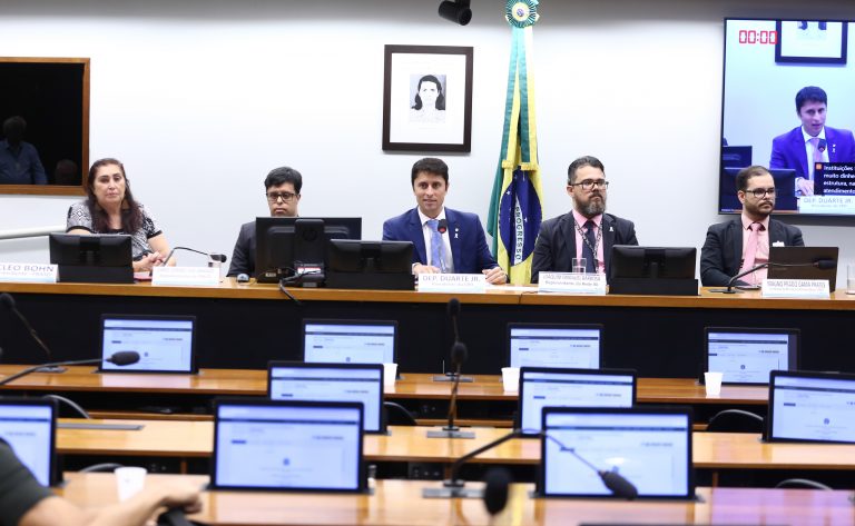 Pessoas surdas pedem cumprimento da lei que determina uso de Libras por órgãos públicos e empresas