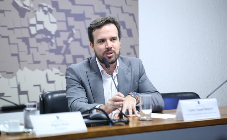 Presidente da Anatel defende projeto de lei alternativo para regular redes sociais