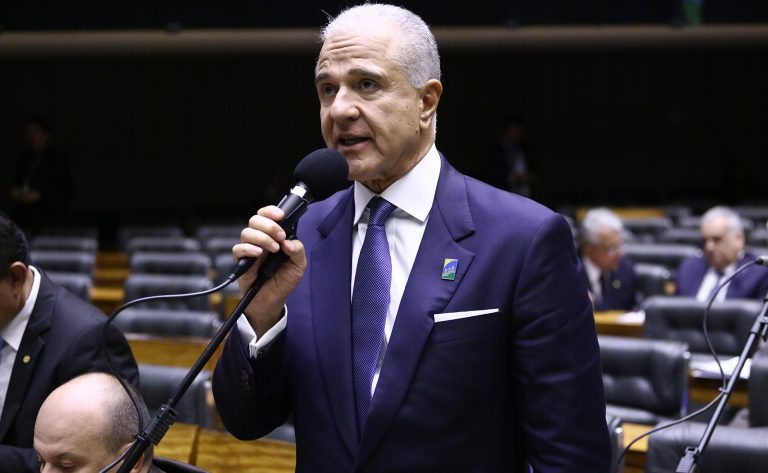 Projeto regulamenta formulação de gasolina e óleo diesel por empresas