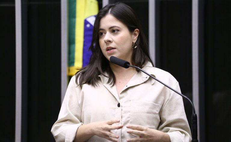 Projeto suspende portaria do governo sobre reestruturação de carreiras