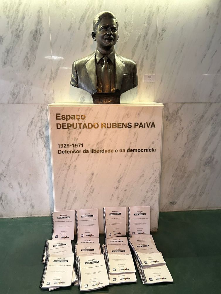 Ato contra PL da Anistia é realizado em frente a busto de Rubens Paiva